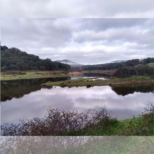 Descubre la Sierra Norte de Sevilla: senderos entre ríos, piedra y vistas a un castillo de Badajoz